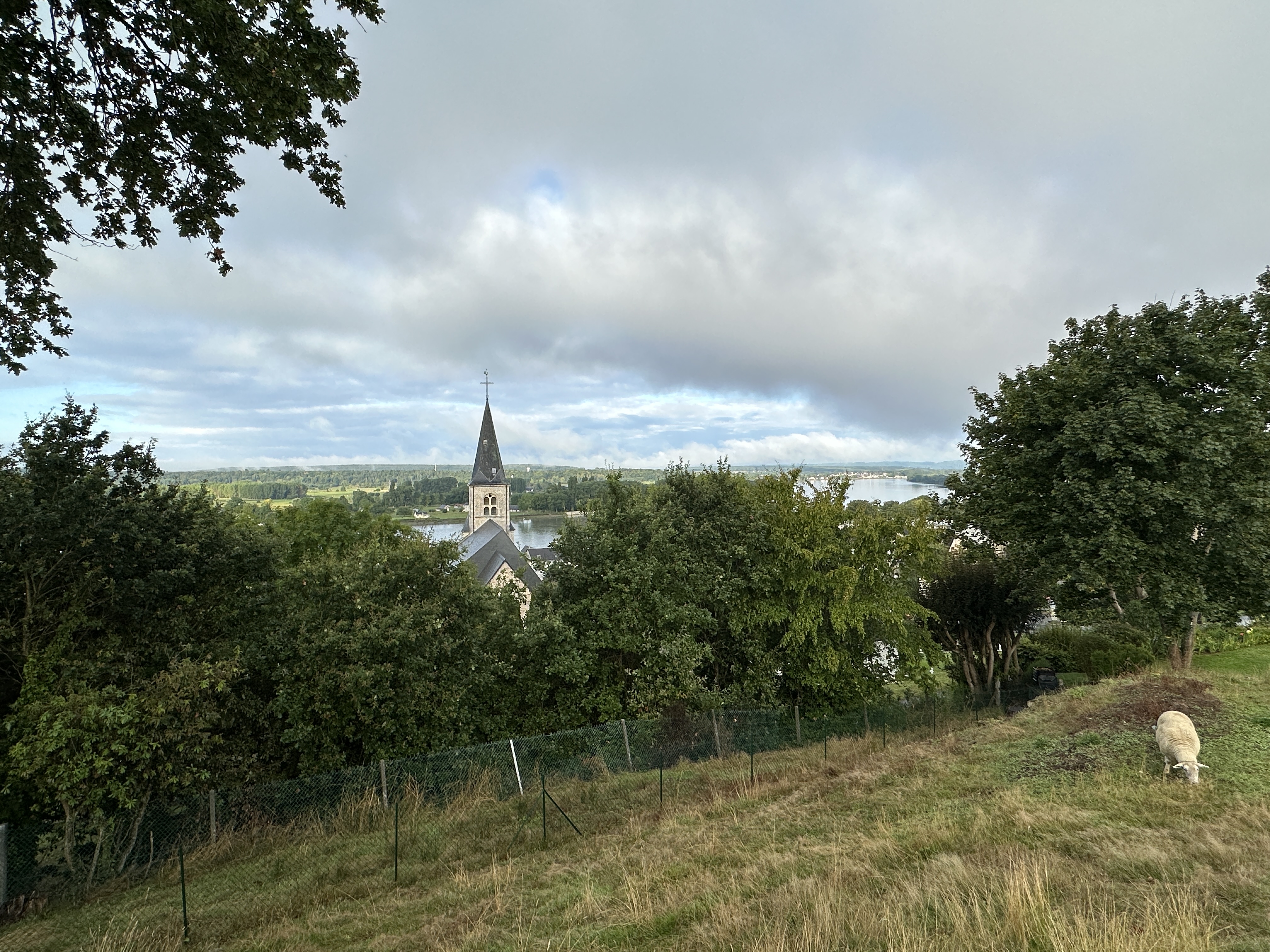 Nous partons du parking de l'église, rue Worms, et montons vers la forêt en profitant du panorama sur le Vieux Trait et la vallée de la Seine.