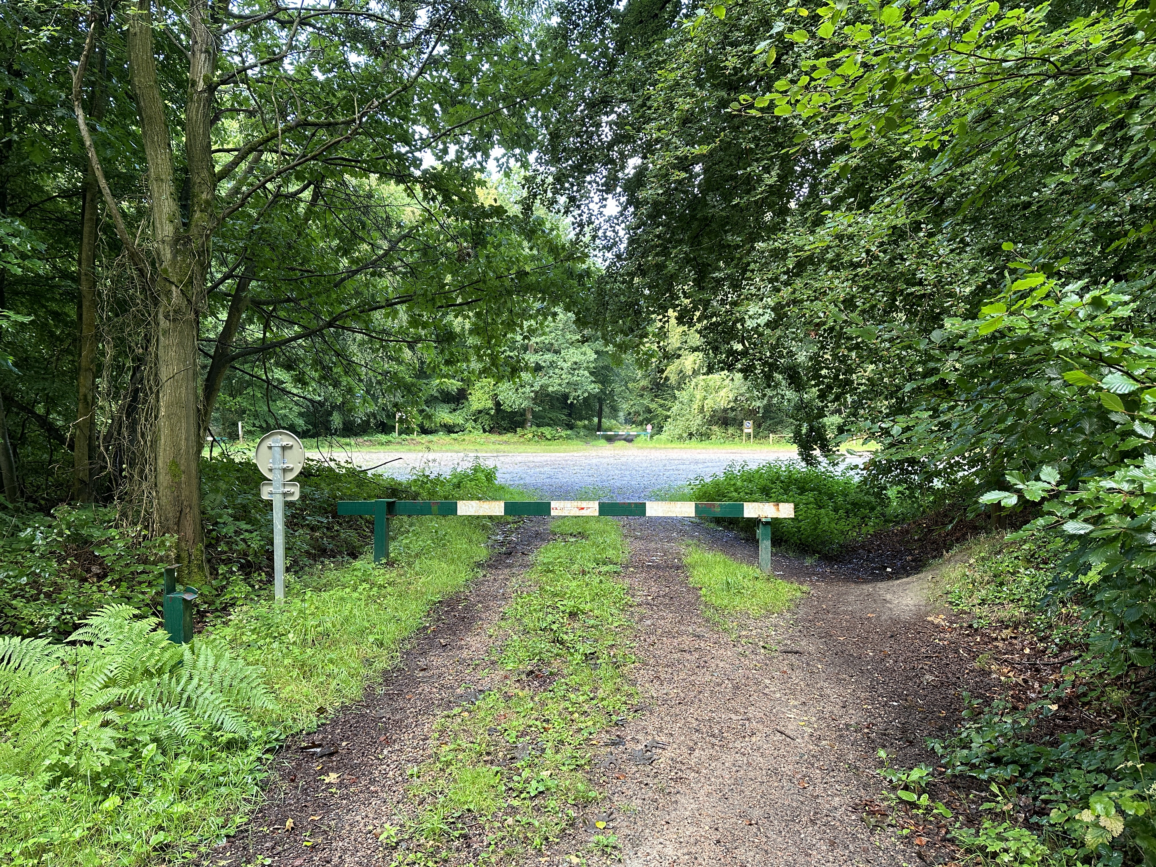 Nous allons traverser le Carrefour des Ormeaux et continuer en face.