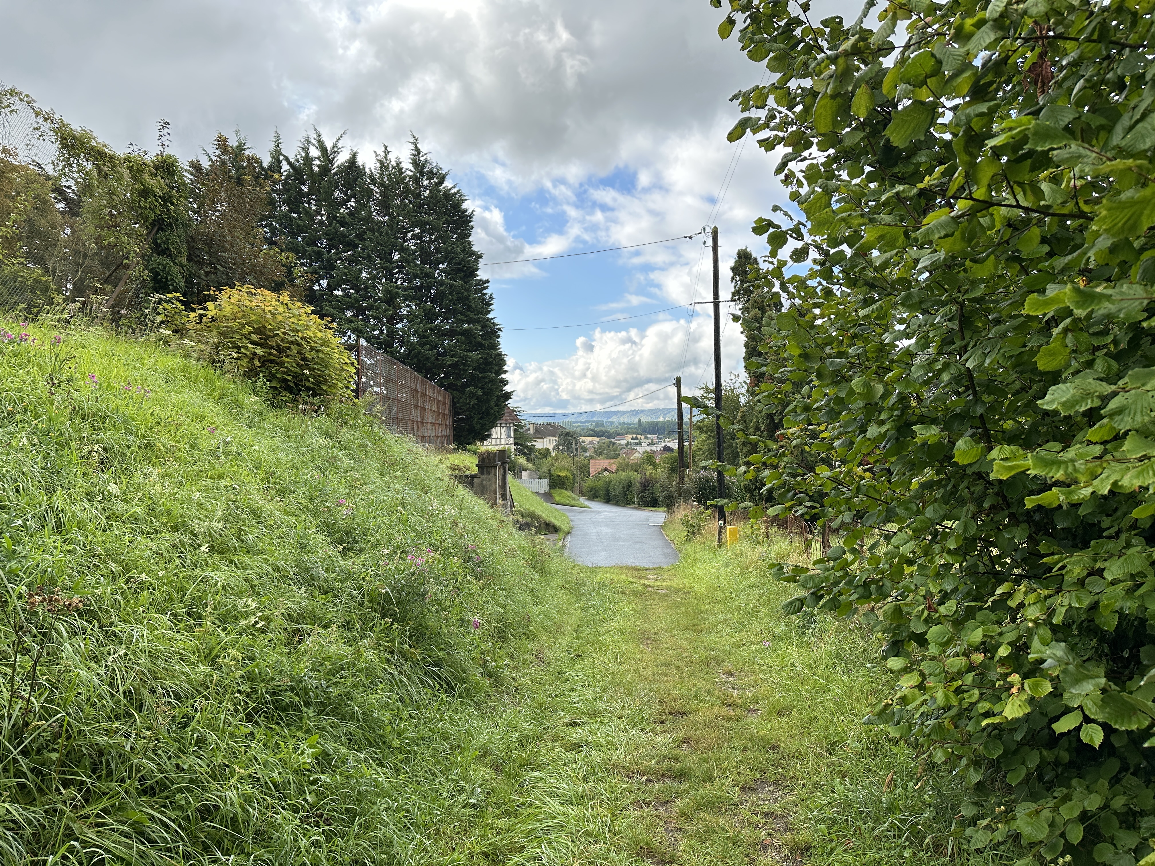 Nous suivons le chemin de la Cavée du Val et débouchons sur la rue du même nom.