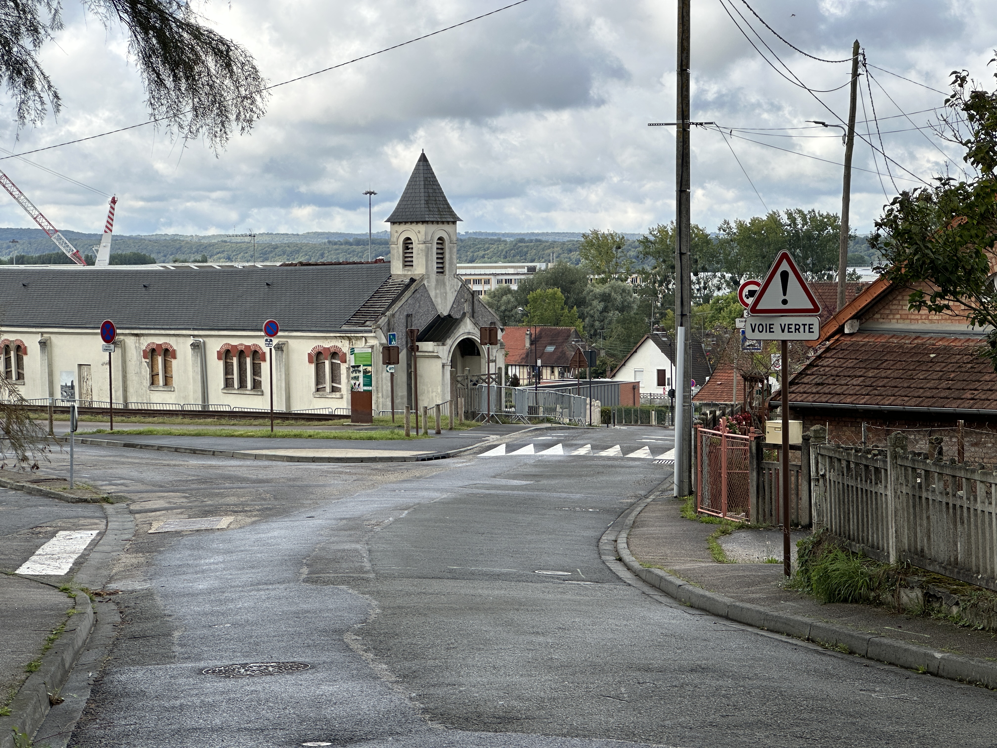 Nous traversons l'ancienne voie ferrée Barentin-Caudebec, aménagée en voie verte. L'aménagement a conservé quelques vestiges de l'ancienne voie ferrée, comme ici près de la chapelle Saint-Eloi. Cette chapelle a été construite à l'initiative du Chantier de Constructions navales en 1931, à proximité de la cité Saint-Eloi.