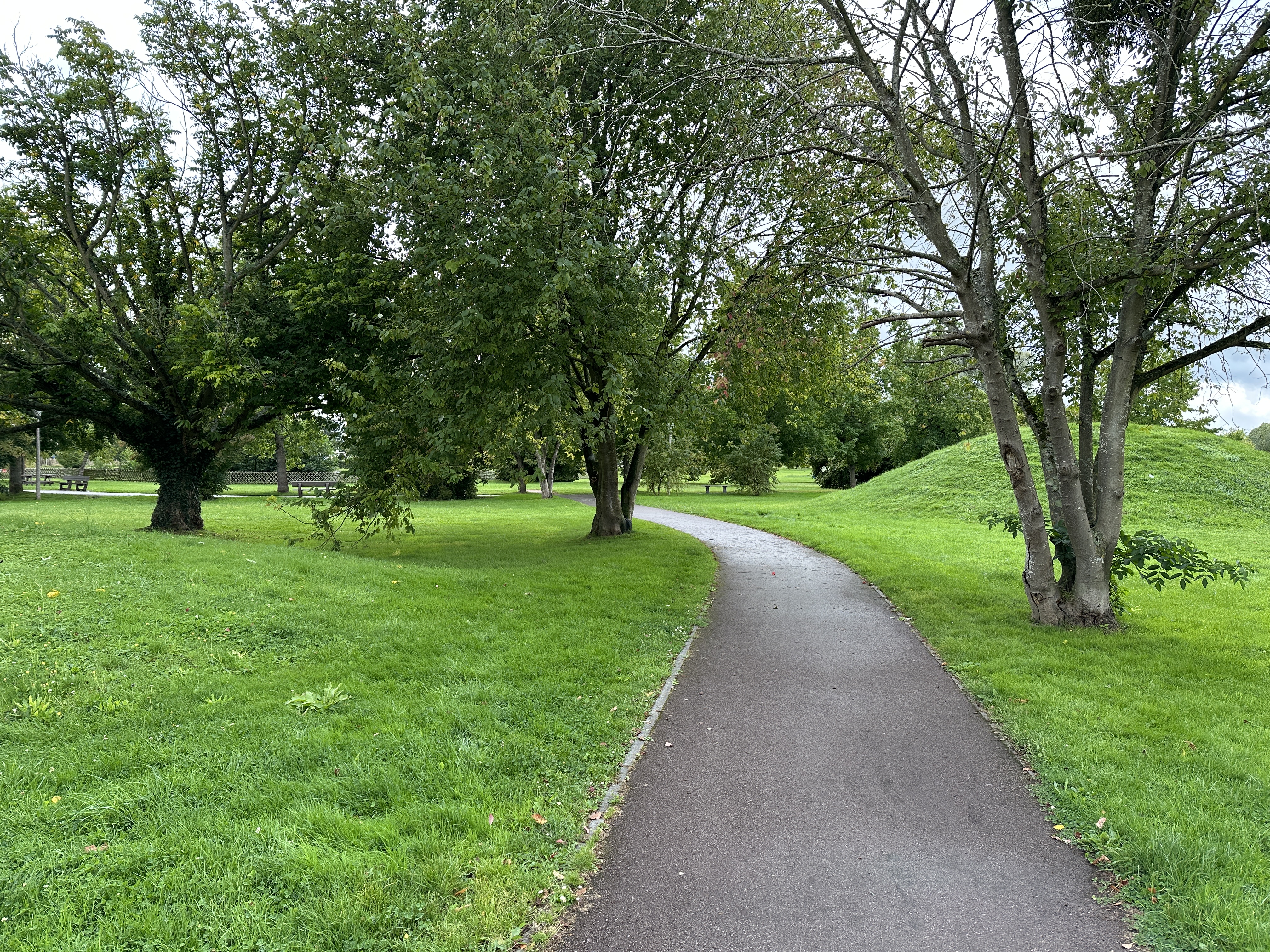 Nous traversons le Parc Guérillon, non loin de la mairie du Trait.&nbsp;
