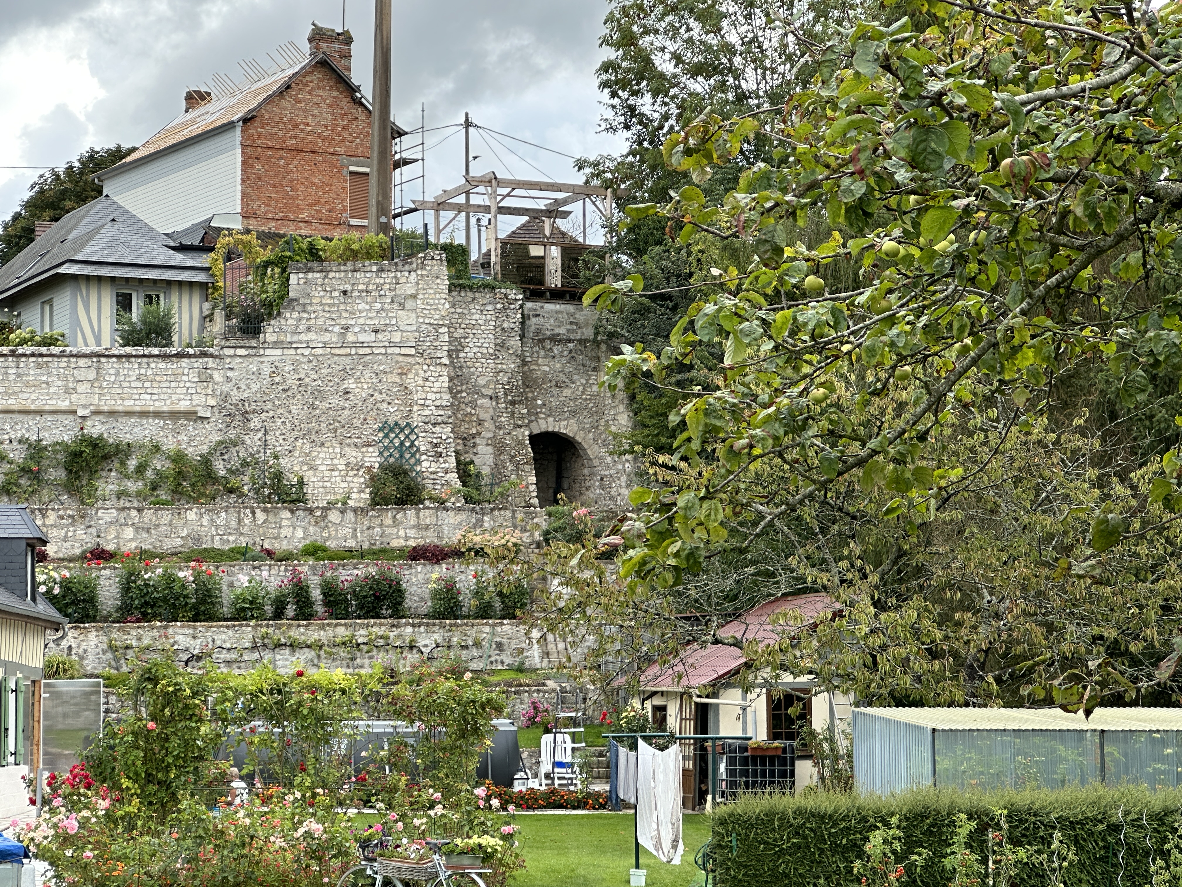 Nous sommes au pied des vestiges du château du Trait qui surplombait la Seine. Délaissé par ses propriétaires, les comtes de Maulévrier, au profit du château du Taillis, il n'en restait que quelques ruines romantiques au XIXe siècle, et presque rien maintenant. (ref : le Canard de Duclair - http://jumieges.free.fr)