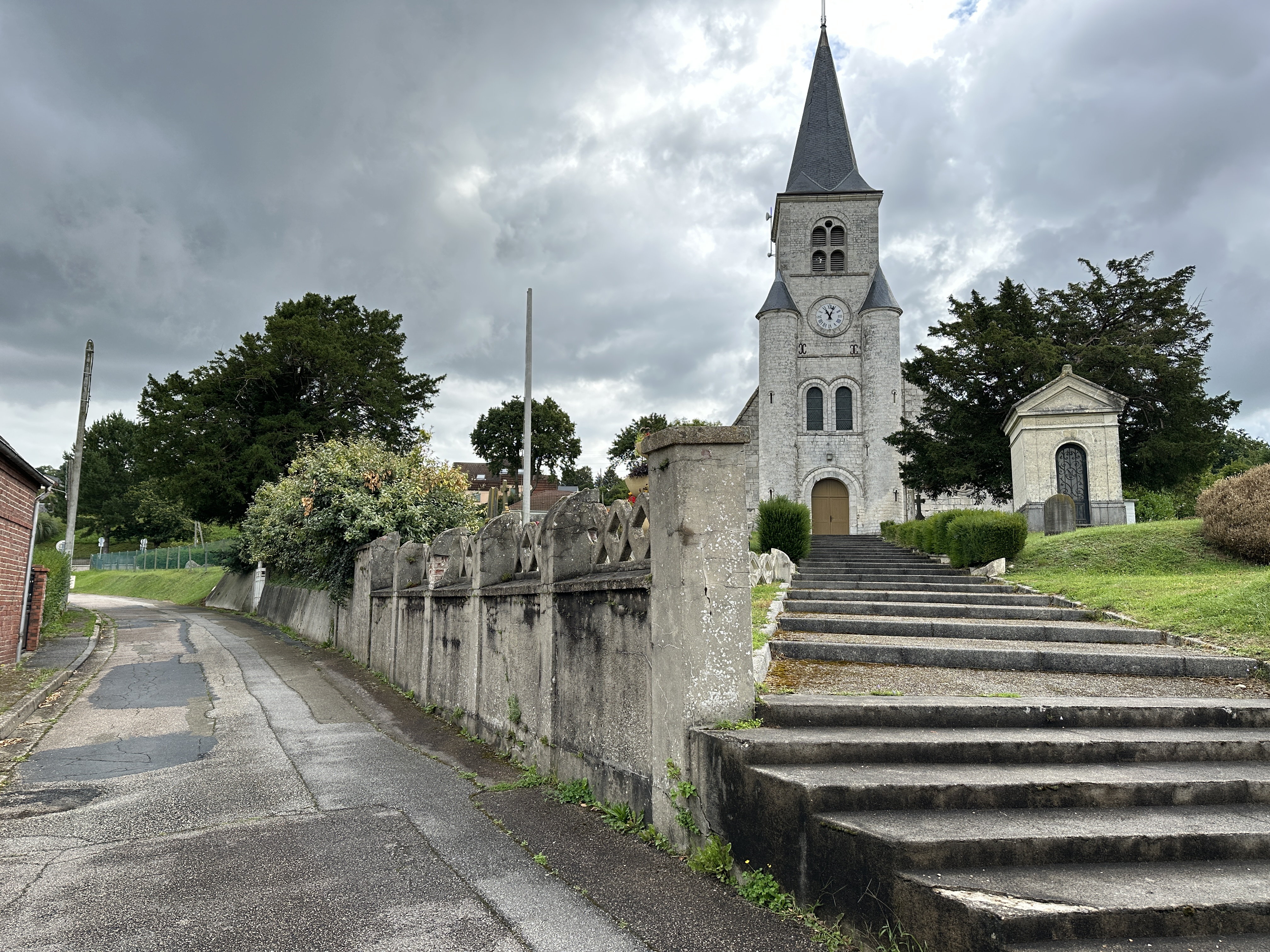 Nous voilà de retour près de l'église Saint-Nicolas. Le parking est à quelques mètres.