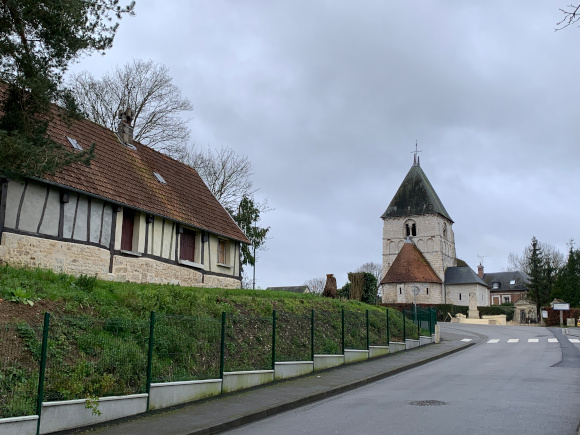 Nous traversons le bourg de Yainville et passons devant l'église Saint-André (XIe) et sa tour carrée.