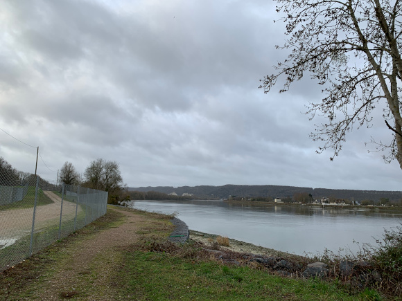 Le chemin de halage longe la clôture des carrières.