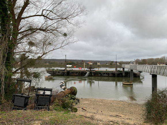 Nous passons devant la zone de chargement des carrières. Pas de souci pour nous, l'énorme tuyau qui relie la barge à la carrière passe sous le chemin.