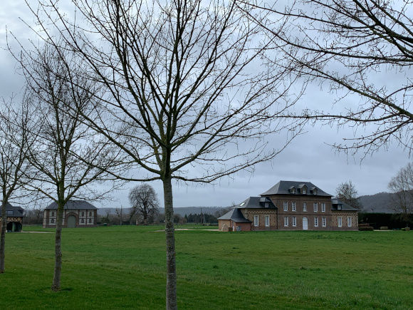 Nous longeons la Ferme des Îles.