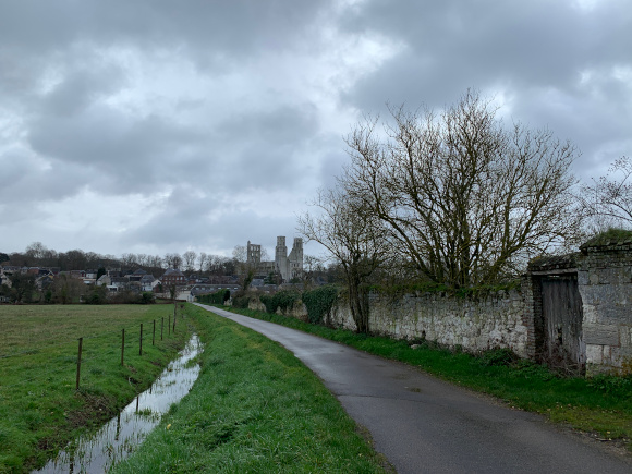 Nous approchons de Jumièges. On aperçoit déjà les tours de l'abbaye qui dominent le bourg.