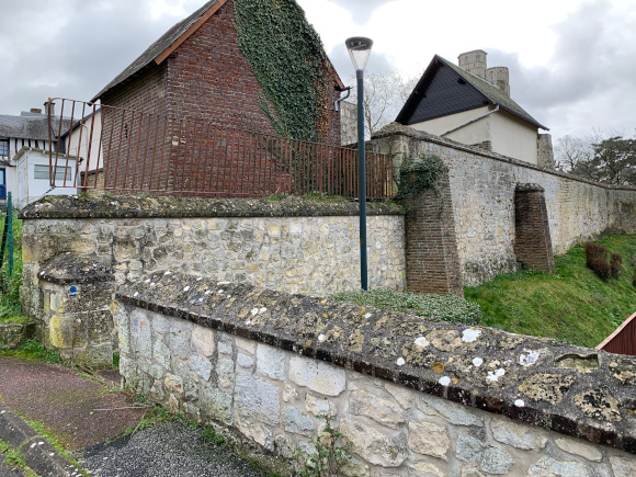 Il ne faut pas rater l'entrée de ce passage, la balise bleue est là pour nous rappeler que nous sommes bien sur notre itinéraire.