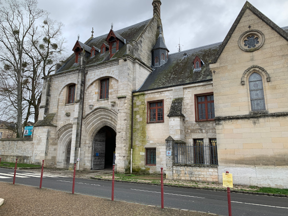 Nous allons remonter la rue G. le Conquérant et longer le domaine de l'abbaye.