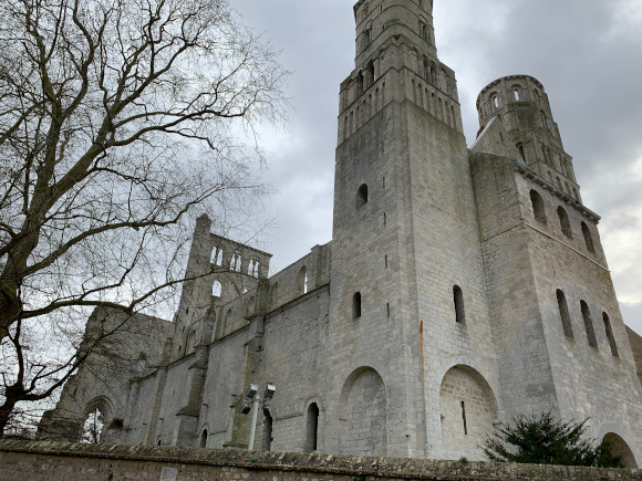 Nous passons aux pieds des impressionnantes ruines de l'abbaye Saint-Pierre de Jumièges.