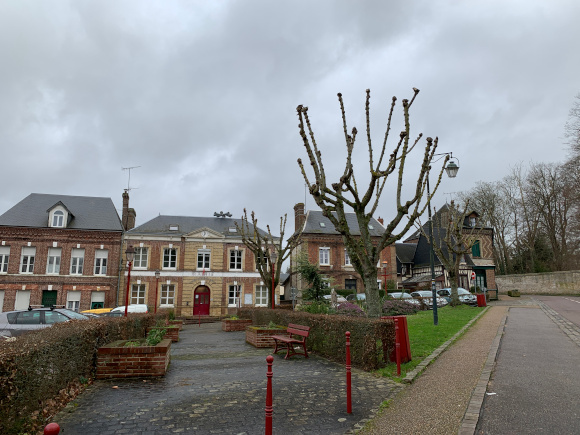 Jumièges, place de la mairie.