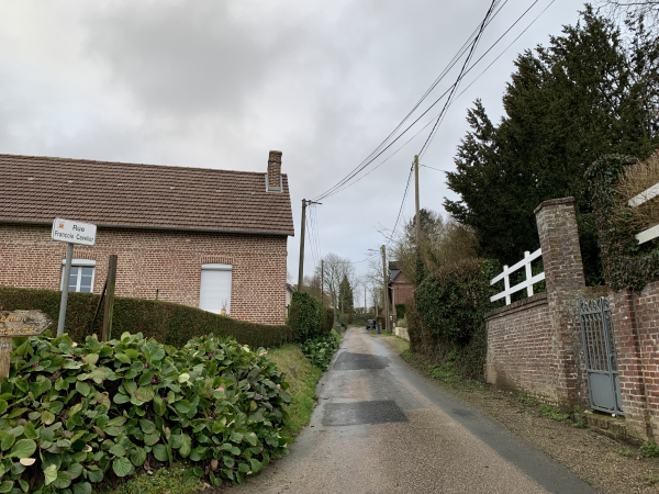 Nous sortons d'Auffay par la rue François Cavelier, qui monte vers la plaine de St-Denis.