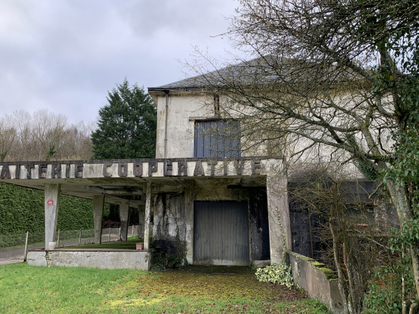 L'ancienne laiterie, dite "Laiterie d'Auffay", s'est implantée au XIXe siècle et a fermé ses portes en 1960.