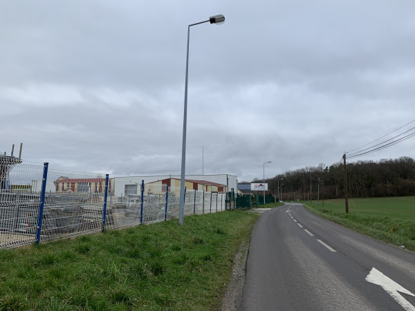 Nous suivons la D96 sur 400m, le long de la zone d'activité. Prudence, la D96 est très fréquentée.