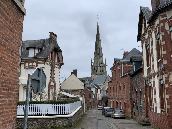 Nous voilà à Auffay, dans la rue du Vieux Château, avec en face la Collégiale Notre-Dame, connue pour ses Jacquemarts.
