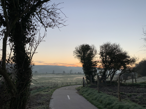 Nous commençons par suivre le GR211 sur le Chemin des Courses, aménagé en piste cyclable. Ce chemin longe la Durdent et sa zone humide sur 3km.