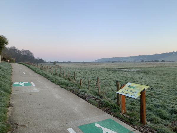 Le Chemin des Courses est ponctué de panneaux informatifs concernant la zone humide. Dans le calcul du pourcentage routes/chemins, nous avons compté cette piste cyclable goudronnée comme route.
