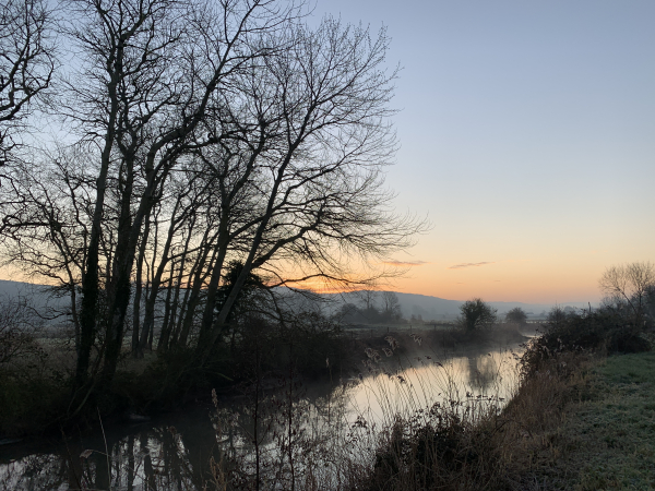 Le soleil se lève sur la Durdent qui longe ici notre chemin. Nous nous sommes arrêtés à plusieurs reprises pour admirer les paysages de la rivière et de sa zone humide, sublimées par cette douce lumière d'hiver.