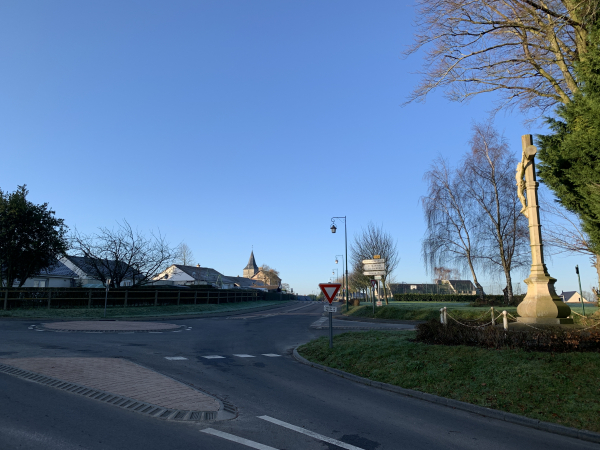 Nous n'entrons pas dans Canouville, et allons tourner à droite après le calvaire.