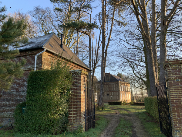 Nous suivons le Chemin du Clos, droit vers le nord.