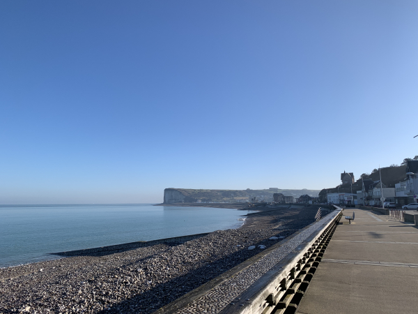 Nous fermons la boucle par la promenade le long de la plage. Encore une très belle randonnée en Normandie !