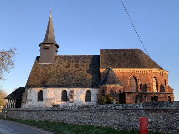 Nous suivons la Grande Rue jusqu'à l'église Saint-Aubin, excentrée du bourg de Bosnormand. Deux parties de l'église sont bien visibles : la nef date du XVIIème siècle, le choeur, les chapelles et la sacristie sont plus récents (XIXe). Après l'église, il faut revenir un peu en arrière pour retrouver le chemin de notre circuit.