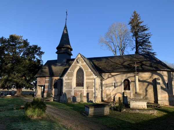 L'église Saint-Ouen du Thuit-Simer, est, elle aussi, excentrée du bourg (et proche du château). Le site web de la commune nouvelle du Thuit de l'Oison, raconte qu'un colporteur décédé à la limite des paroisses de St-Ouen et de St-Pierre laissait tout son bien à la paroisse où il mourrait. Le Bailli trancha en faveur de la paroisse St-Ouen qui fit élever un tombeau au donateur. L'if du cimetière est classé.