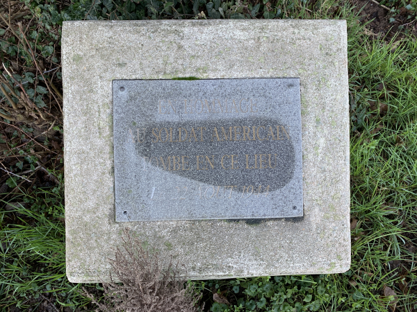 Stèle anonyme en mémoire d'un soldat américain, tombé en ce lieu le 22 août 1944.