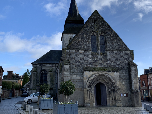 Nous voilà de retour à Serquigny, nous passons devant l'église Notre-Dame (Portail du XIe siècle).