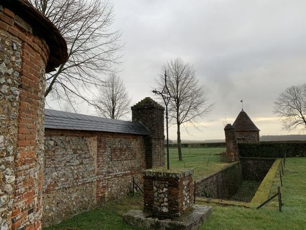 Le mur du château, à l'ouest et au sud, laisse la place à un saut-de-loup qui ouvre la perspective du château, et nous permet de l'apercevoir.