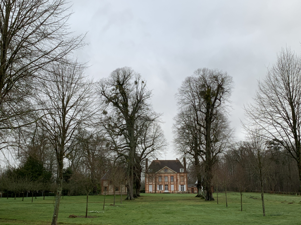 Grâce au saut-de-loup, on peut voir le château de la Croix Mesnil. Le domaine date de 1604. Au XIXe siècle, Flaubert et Mérimée y ont séjourné.