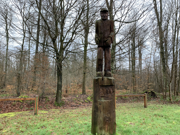 Au Carrefour des Veneurs, près de l'aire de pique-nique, les agents forestiers offrent un exemple de leur talent.