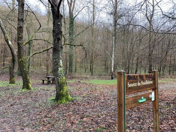 Nous faisons une pose à l'aire de pique-nique de la Source du Fouillebroc. Ce n'est pas déjà de la fatigue, mais le simple plaisir d'un café bien chaud.