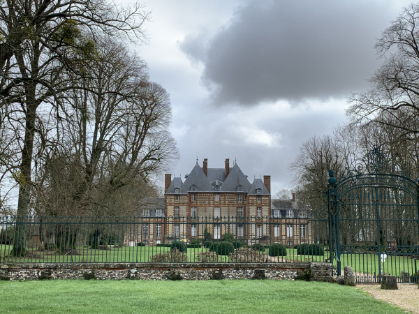 Nous traversons le Marais de Lilly et arrivons devant le château de Fleury. Bel édifice de silex et briques rouges du XVIIe siècle. Il se visite, et permet de découvrir de nombreuses pièces meublées (dont la cuisine normande aux cuivres et faïences) et un musée de poupées anciennes. Il offre aussi des chambres d'hôtes.