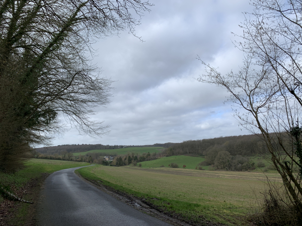 Nous arrivons à Lorleau par la rue de la Lieure. Nous voyons le bourg au creux de la vallée. C'est dans ce village que se trouve la source de la Lieure, affluent de l'Andelle, et sous affluent de la Seine.