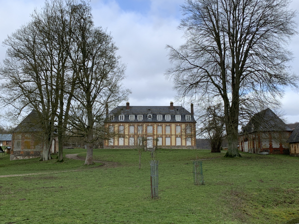 Manoir de Saint-Crespin à Lorleau (XVIIe XVIIIe). Ce château abrite la galerie Adrienne Desbiolles, galeriste et propriétaire des lieux.