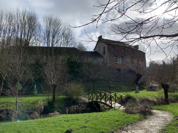 Nous arrivons aux pieds des anciens remparts de Lyons-la-Forêt. Ces remparts étaient ceux de la seconde enceinte d'un château qui s'est urbanisé progressivement. Ici, sur les remparts, se trouvait le couvent des Bénédictines de St-Charles, devenu plus tard l'école communale.