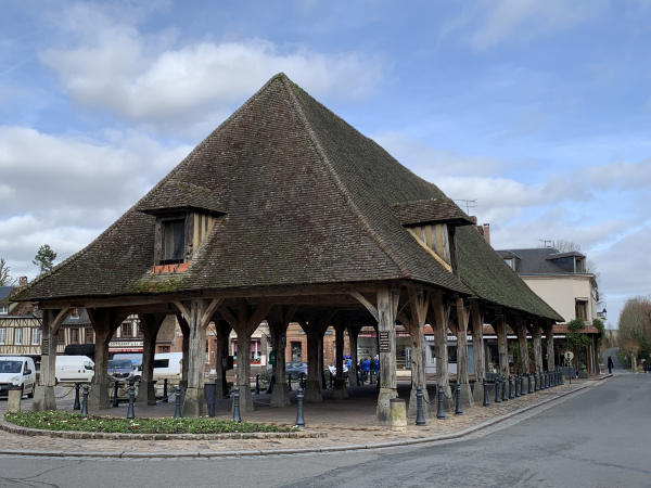 Nous traversons la place de la Halle au centre du bourg. Reconstruite à l'initiative du duc de Penthièvre, petit fils de Louis XIV, au XVIIIe siècle.