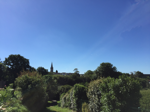 Nous apercevons le clocher de l'église néo-gothique Saint-Pierre.