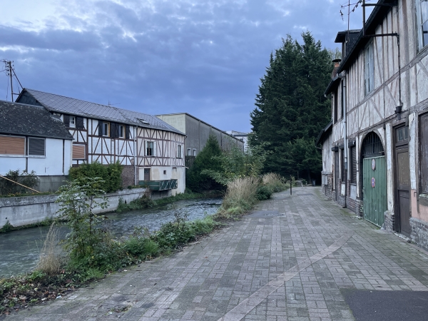 Nous partons du parking de la rue de l'Eglise, et passons par l'impasse des Moulins pour rejoindre les bords du Cailly.