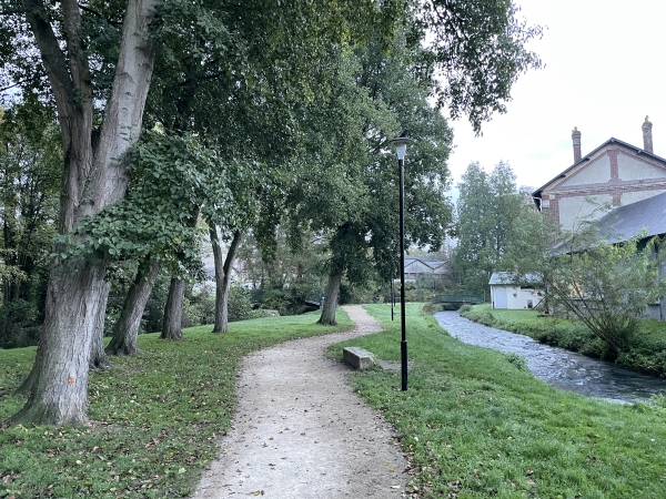 L'impasse des Moulins devient la Promenade Abbé Grégoire. Nous marchons vers la passerelle que l'on devine en face, pour rejoindre l'impasse des Tisserands.