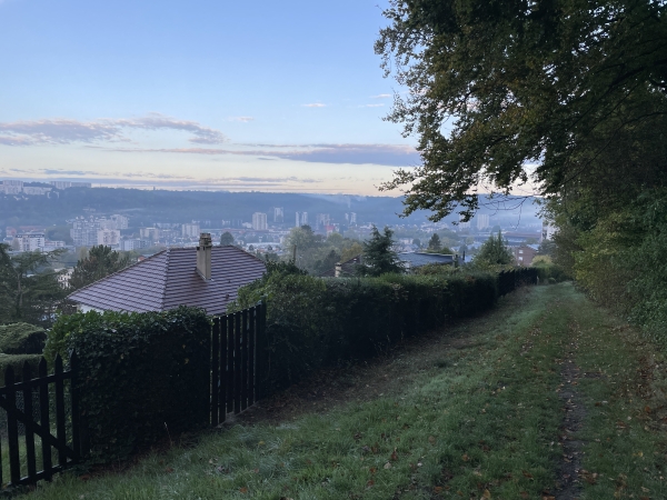 Regard arrière vers Maromme et la vallée du Cailly.