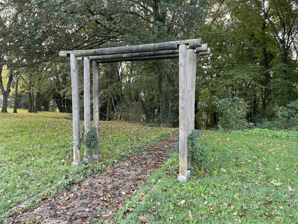 Nous quittons la piste cyclable rapidement pour retrouver le chemin qui va descendre vers Rouen. Impossible de rater l'entrée du chemin grâce à cette porte de bois, construite un peu à la manière d'un torii de temple japonais.