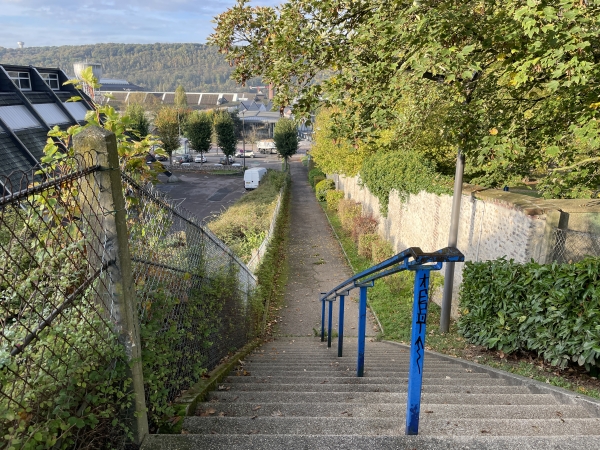 Un deuxième escalier nous descend au niveau de la mairie de Déville-lès-Rouen.