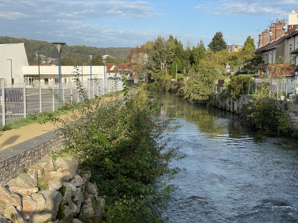 Nous rejoignons les bords du Cailly. On voit, à gauche, les aménagements récents de la Promenade du Cailly.