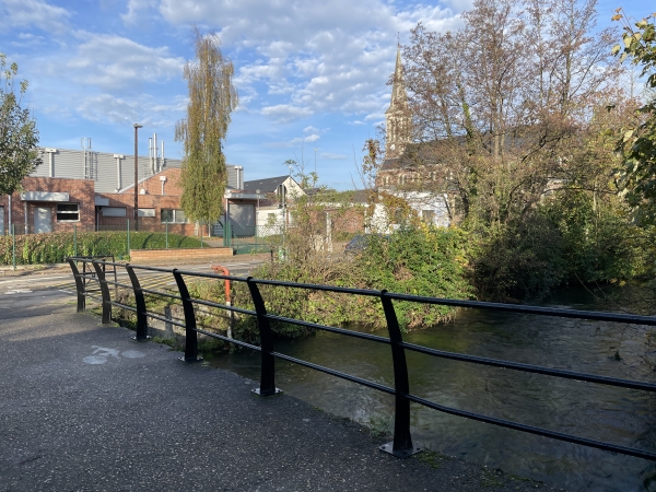 Nous traversons le Cailly non loin de l'église Saint-Martin. La passerelle que nous utilisons était encore privée lors de notre précédente randonnée sur ce circuit, et était fermée par un portail.