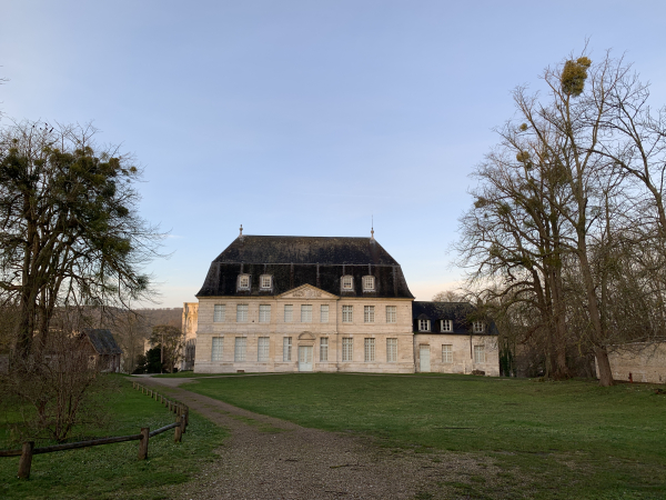 Nous longeons le domaine de l'ancienne abbaye bénédictine Saint-pierre de Jumièges.