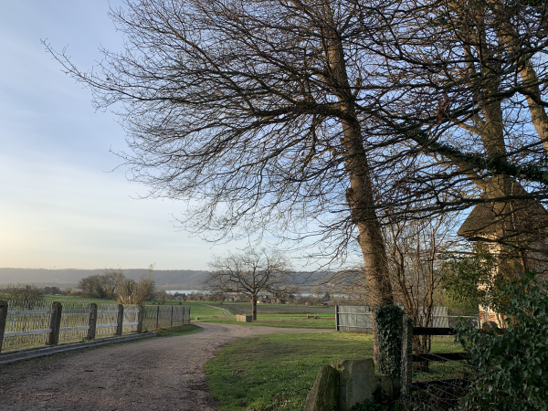 Nous longeons le bourg de Jumièges en suivant une succession de chemins entre champs et vergers.