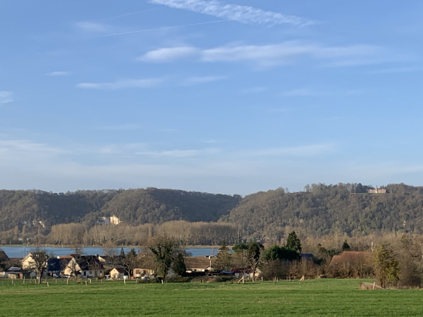 Sur notre droite, nous voyons l'Etang de Jumièges, et sur la rive sud de la Seine, on aperçoit le château du Landin qui domine la vallée.